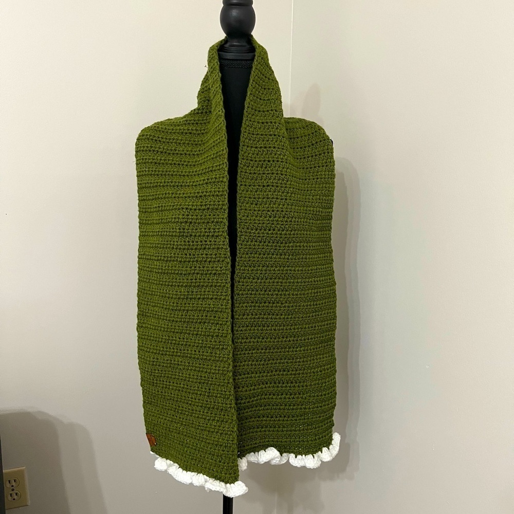 NWT KNANA KNOTS. Crochet scarf, forest green with white ruffle ends